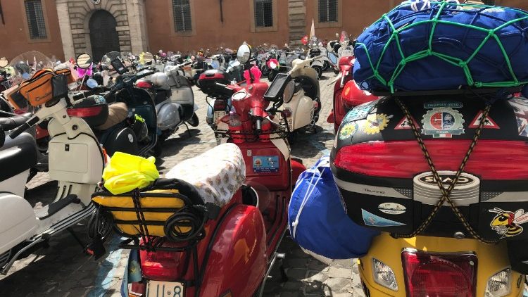 1535885022943-VESPE IN VATICANO (1).JPG