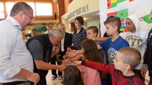 Almosenmeister besucht im Auftrag des Papstes Migranten auf Lesbos