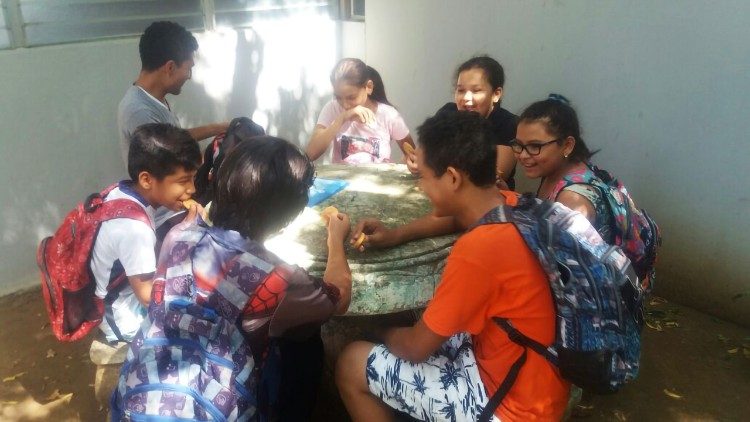 Niños comiendo merienda