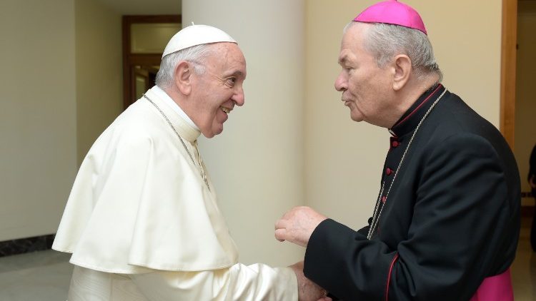 Papa Francesco con mons. Ioan Robu, arcivescovo di Bucarest
