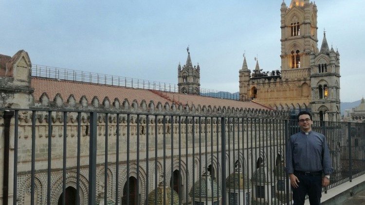 Rector del seminario de Palermo don Silvio Sgrò