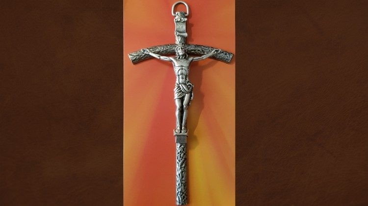 Exemplaire du crucifix distribué ce dimanche par l'aumônerie apostolique