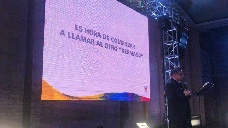 L’arcivescovo Oscar Urbina Ortega legge il messaggio dei vescovi