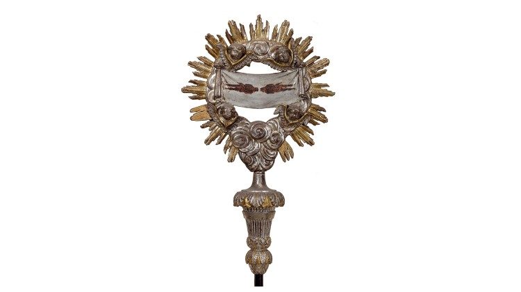 Intagliatore torinese, Insegna processionale della Confraternita del SS. Sudario, XVIII secolo, legno intagliato dorato e dipinto. Torino, Museo della Sindone