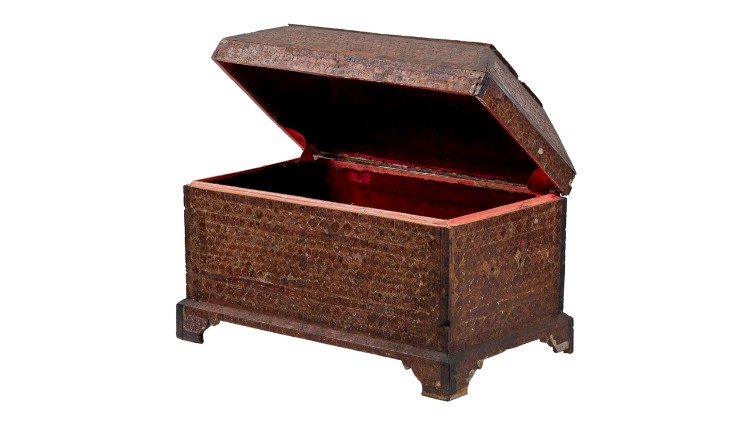 Manifattura mediorientale o India (?), Cofanetto XV secolo, legno di cedro intagliato, tracce di madreperla, velluto cremisi. Torino, Museo della Sindone Nel 1578 la cassetta venne usata per trasportare la Sindone da Chambéry a Torino.