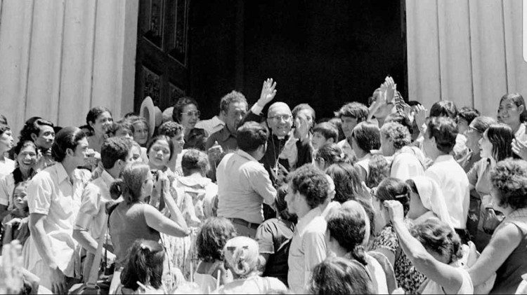 Muchedumbre con Mons. Romero