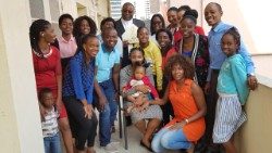 D. Belmiro Chissengueti entre os fiéisAEM.jpg