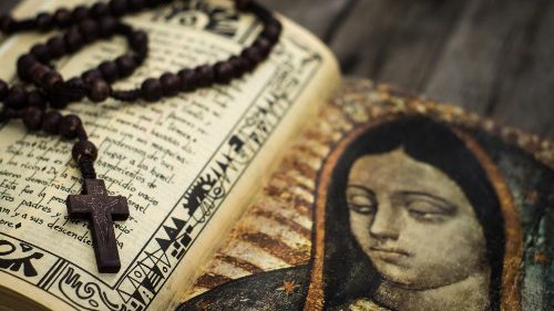 Papa: preghiamo il Rosario per difendere la Chiesa dagli attacchi del diavolo 