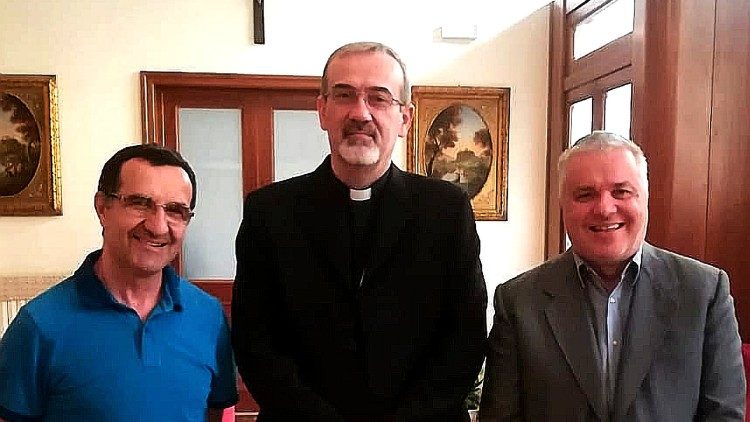 Giovanni Paolo Ramonda (il primo a destra), con l'arcivescovo PierBattista Pizzaballa, amministratore apostolico di Gerusalemme dei Latini, nella casa famiglia della Comunità Papa Giovanni XXIII a Gerusalemme