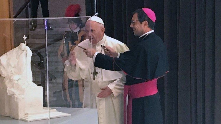 Weihbischof Emmanuel Gobilliard - hier interviewt er Papst Franziskus in der Synodenaula