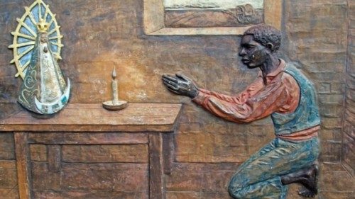 Miles de jóvenes argentinos peregrinan hasta Luján y rezan por la patria