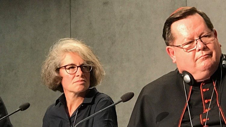 Hier neben dem kanadischen Kardinal Gérald Cyprien Lacroix etwas im Hintergrund zu sehen: Nathalie Becquart