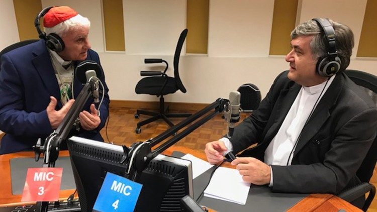 Kardinal Ernest Simoni (links) bei einem Besuch bei Radio Vatikan im Jahr 2018