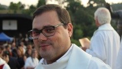 PADRE SERGIO LEALaem.jpg