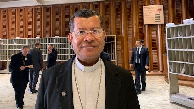  Mons. Elías Rauda, obispo de San Vicente, El Salvador.