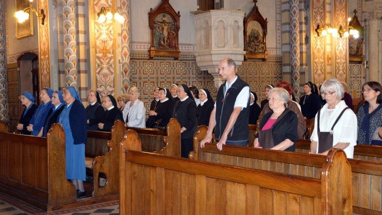 Bp Kamiński zaapelował do osób konsekrowanych o roztropne korzystanie z mediów 