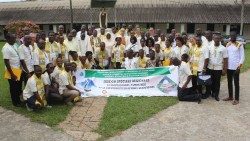 Photo de Famille des participants à la session spéciale de Pax romana miic Afrique avec Mgr Alexis Touably Youlo et le père Lucas MarabezeAEM.jpg