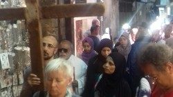 Terra Santa - Via Crucis nel mercato di Gerusalemme.jpg