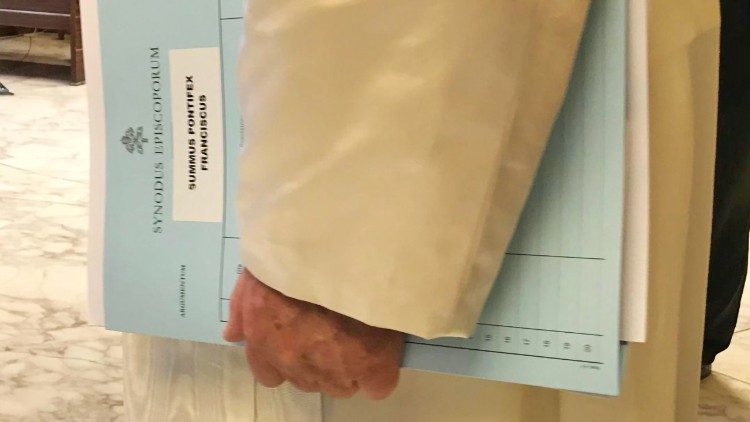 2018.10.05 Sinodo dei vescovi, Papa Francesco con documenti sotto braccio