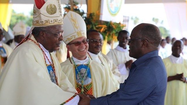 Card. John Njue e o Presidente da Tanzânia John Magufuli, em Bagamoyo