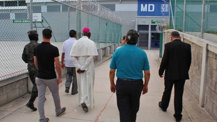 Mons. Novatus Rugambwa visita cárcel