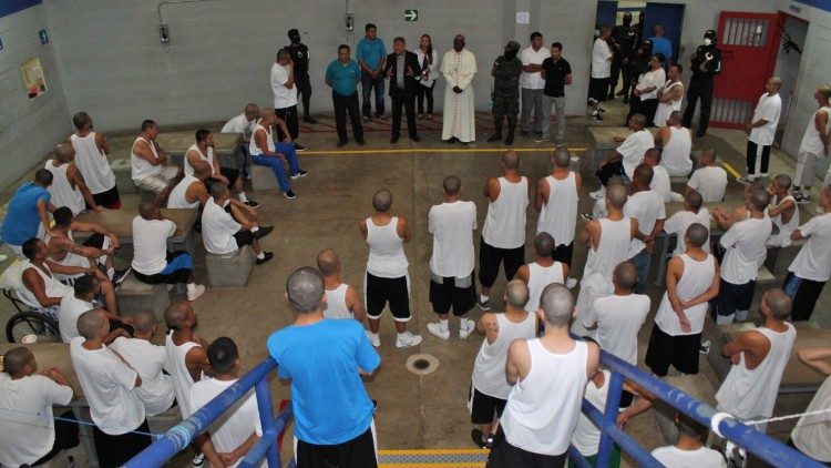 Nuncio visita cárcel 