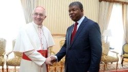 Cardeal Fernando Filoni e Presidente de Angola João Lourenço.jpg