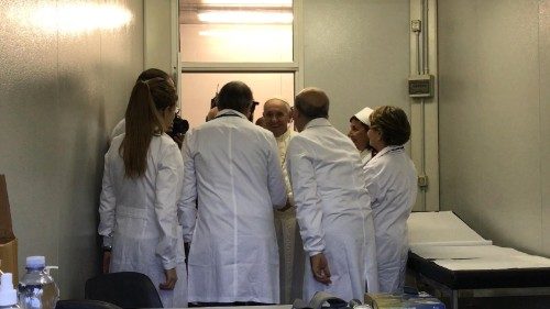 Francisco visita el ambulatorio provisional instalado en la Plaza de San Pedro