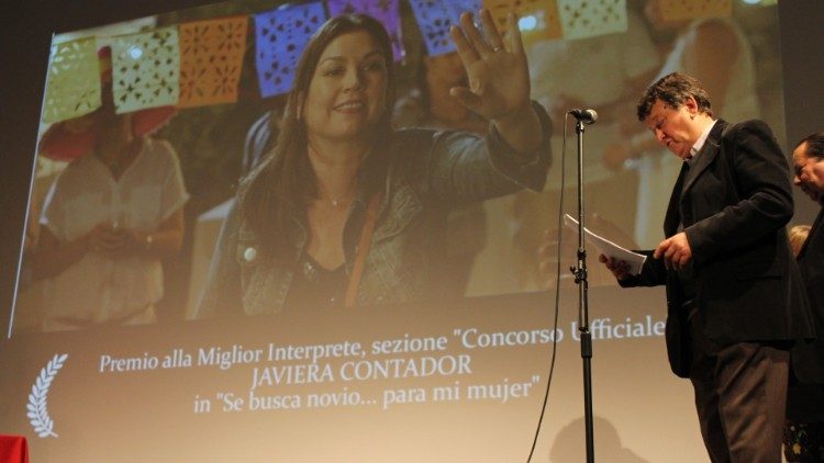 Javiera  Contador es mejor actor. La foto es de  Rajini Poselli