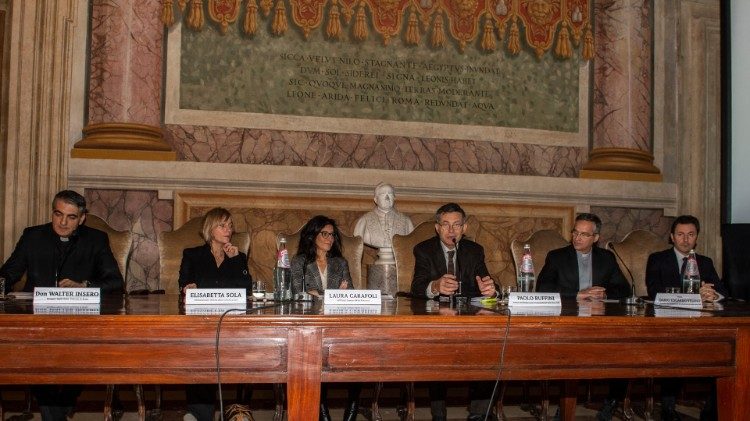 Da sinistra: don Walter Insero, Elisabetta Sola, Laura Carafoli, Paolo Ruffini, mons. Dario Edoardo Viganò e Nicola Salvi