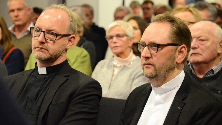 Der stellvertretende Generalvikar des Bistums Münster, Jochen Reidegeld (links), bat die Opfer des sexuellen Missbrauchs durch Kaplan Pottbäcker in Rhede auch im Namen von Münsters Bischof Felix Genn um Verzeihung. Mit im Bild Pfarrer Thorsten Schmölzing von St. Gudula (rechts).  Foto: Bischöfliche Pressestelle