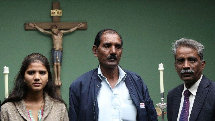 Joseph Nadeem (rechts) mit Eisham Ashiq und Ashiq Masihc Tochter und Ehemann von Asia Bibi 