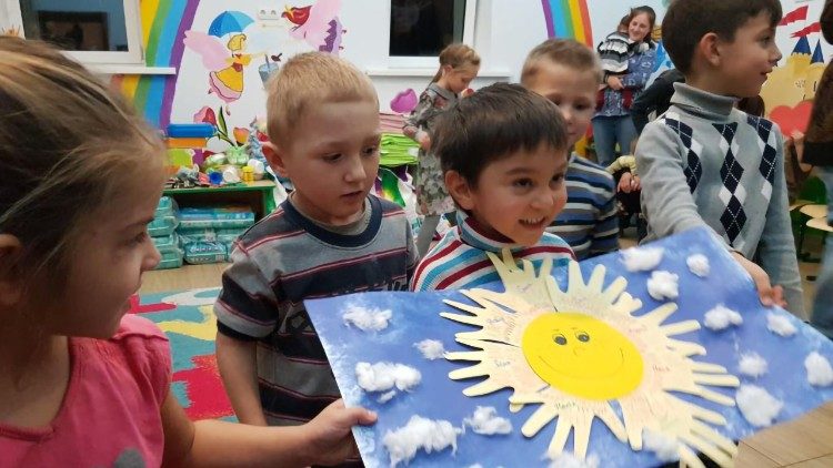 Papa Ucraina bambini casa ragazze madri.jpg