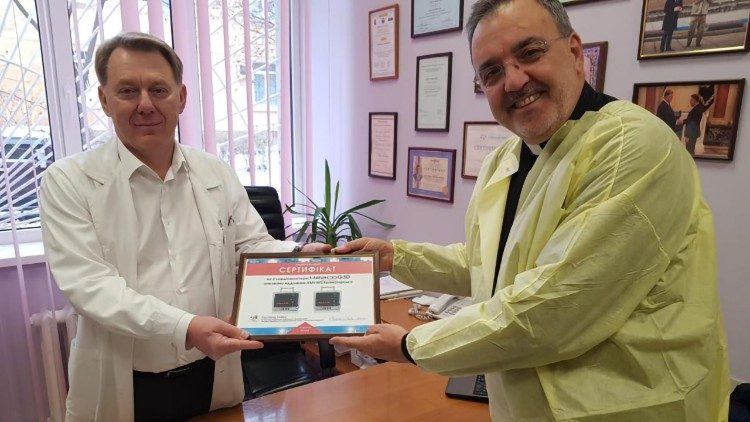 Foto d'archivio: mons. Tejado Munoz (a destra) consegna un nuovo macchinario al direttore dell'ospedale di Kramatorsk