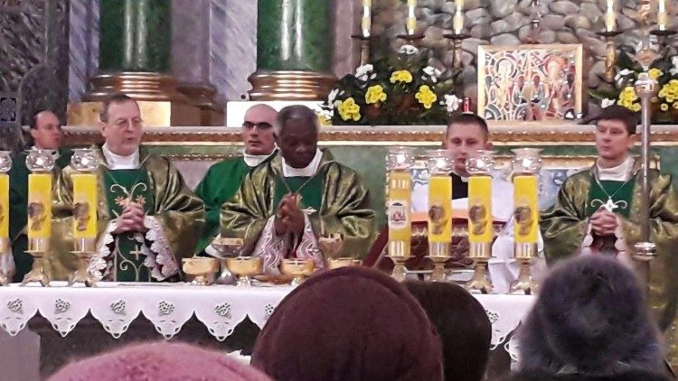 Papa Ucraina messa Turkson 1.jpg