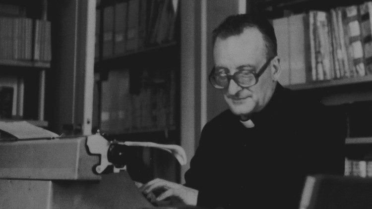 Padre Jean Coste nel suo studio