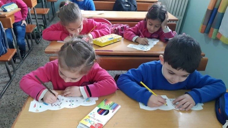 Bambini in un'aula scolastica