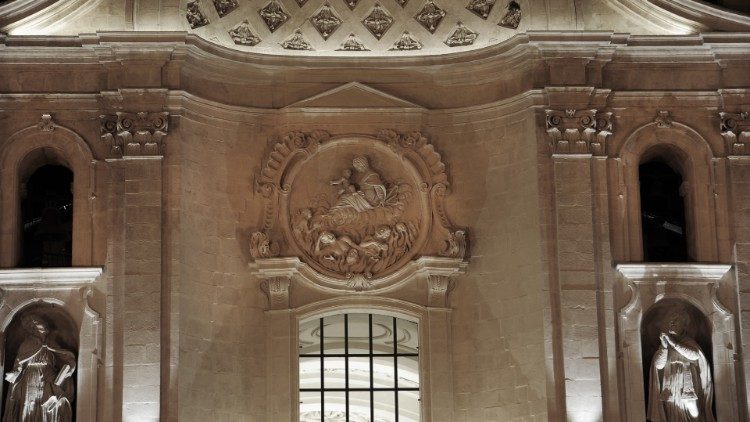 Un particolare della facciata della Chiesa di Santa Maria del Suffragio, nota come delle Anime Sante a L'Aquila