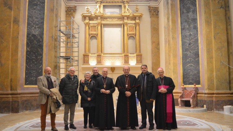 Il sopralluogo prima della riconsegna dei lavori. Nella foto il Cardinale Petrocchi, il nunzio apostolico Orlando Antonini, l'arcivescovo emerito Giuseppe Molinari. il segretario regionale Abruzzo del MIBAC e i tecnici che hanno lavorato ai restauri