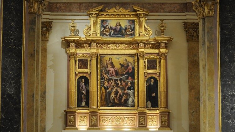 L’interno della Chiesa di Santa Maria del Suffragio (o Chiesa delle Anime Sante) con la pala di San Gregorio che intercedere presso la Vergine e la Trinità per le Anime del Purgatorio, attribuito alla bottega di Francesco Bedeschini (metà XVII sec.)