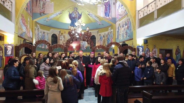 Il card.  Sandri incontra i fedeli di Strumica.jpg