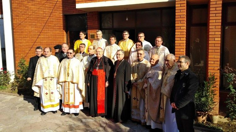 Il card. Sandro al termine della Divina Liturgia.jpg