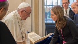 1543928481618-foto papa biblioteca 4aem.jpg