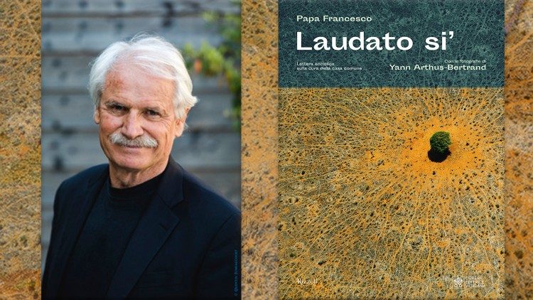 L'autore delle foto Yann Arthus-Bertrand e la copertina del libro Laudato si'