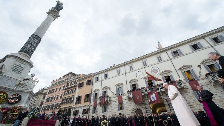 Der Papst an der Mariensäule an der Spanischen Treppe in Rom - Archivfoto vom 8.12.2017