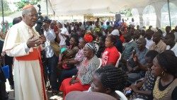 Cardinal Njue addresses mournersAEM.jpg