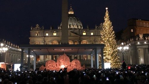 Piazza San Pietro: albero e presepe in legno dalle zone colpite dai nubifragi 