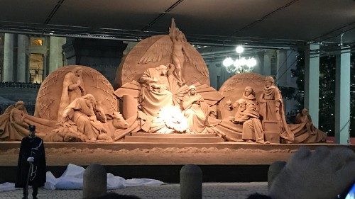 Papa a donatori di albero di Natale e presepe: diventiamo testimoni di umiltà e bontà