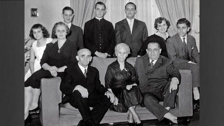 La famille Bergoglio en 1960 à Buenos Aires - au centre, sur le canapé, la grand-mère du Pape, "nonna Rosa". 