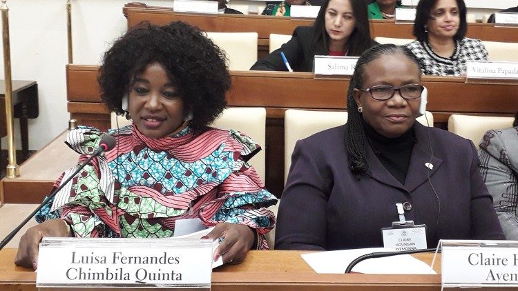 A Juíza angolana,  Luísa Fernandes  Quinta,  no encontro sobre Tráfico Humano, no Vaticano. Em segundo plano, à direita, a Juíza moçambicana, Vitalina Papadakis.